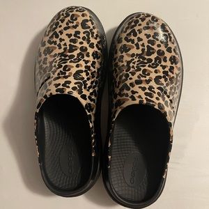 OOFOS limited edition leopard clogs!
